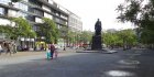  "'Grün ist eben nicht gleich Grün' - Blick auf den unbeliebten Goethe-Platz in Frankfurt 'mit mickrigen Bäumchen mit hässlichen Bewässerungsmanschetten'" - Die Rechte für das Foto liegen bei "Prof. Dr. Constanze A. Petrow